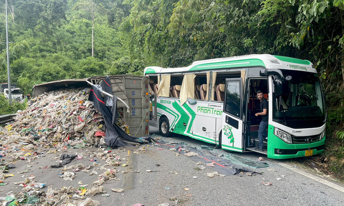 Xe chở khách Ấn Độ gặp nạn ở đèo Bảo Lộc, 6 người bị thương